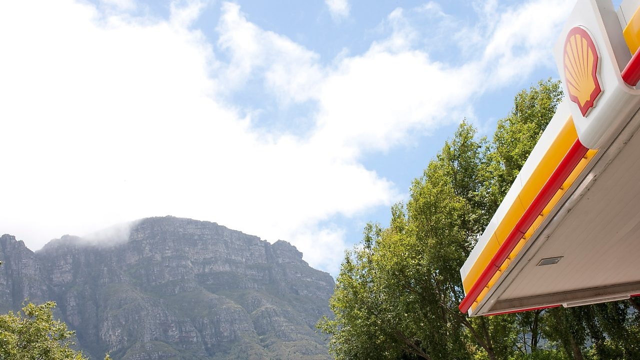 一位年輕女士正在自己的汽車(chē)中查看內(nèi)置導(dǎo)航屏幕上顯示的指示